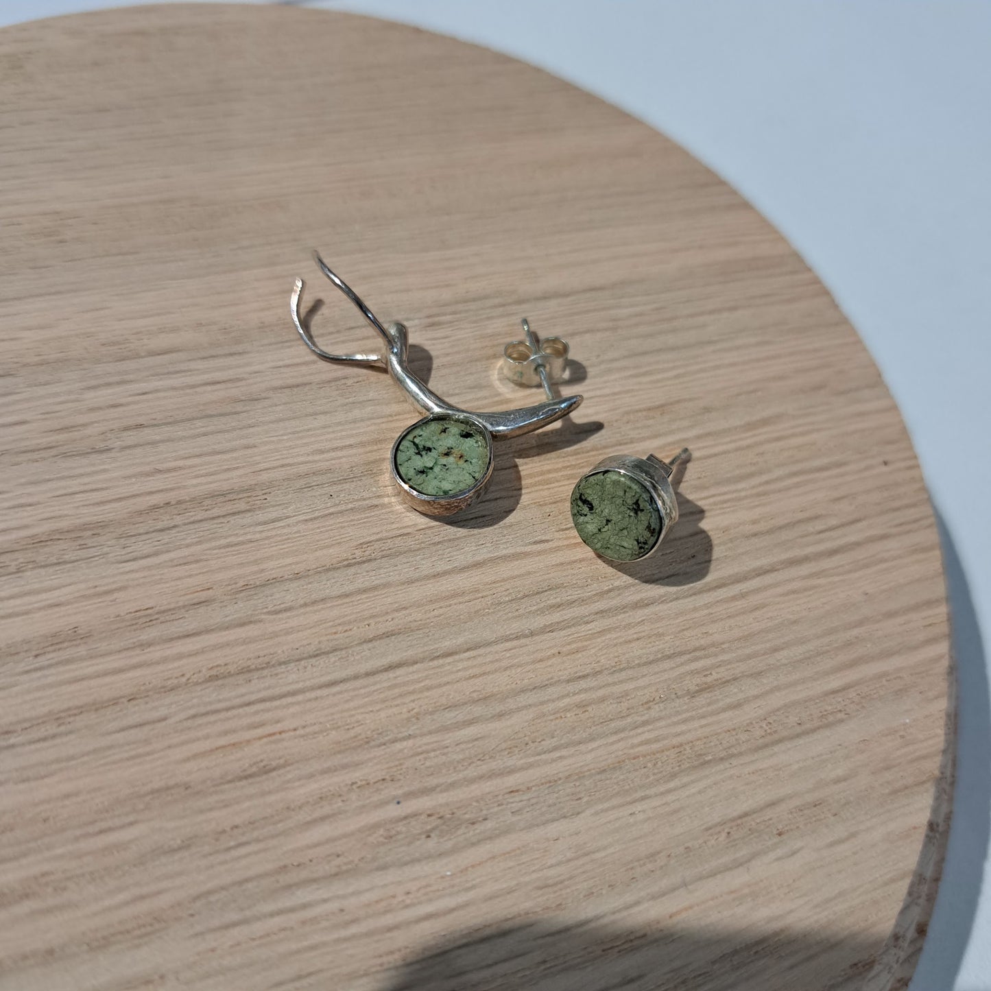 Anthea Peters - Silver snail stud earrings