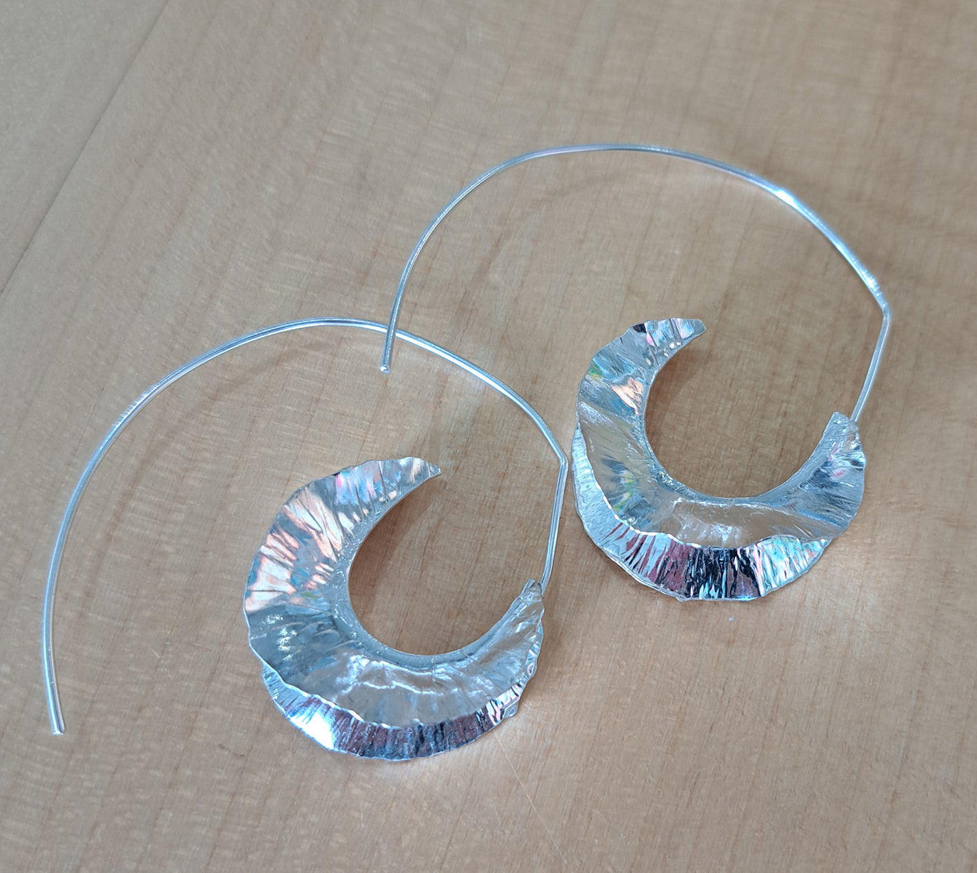 Anthea Peters - Folded leaf earring (silver)