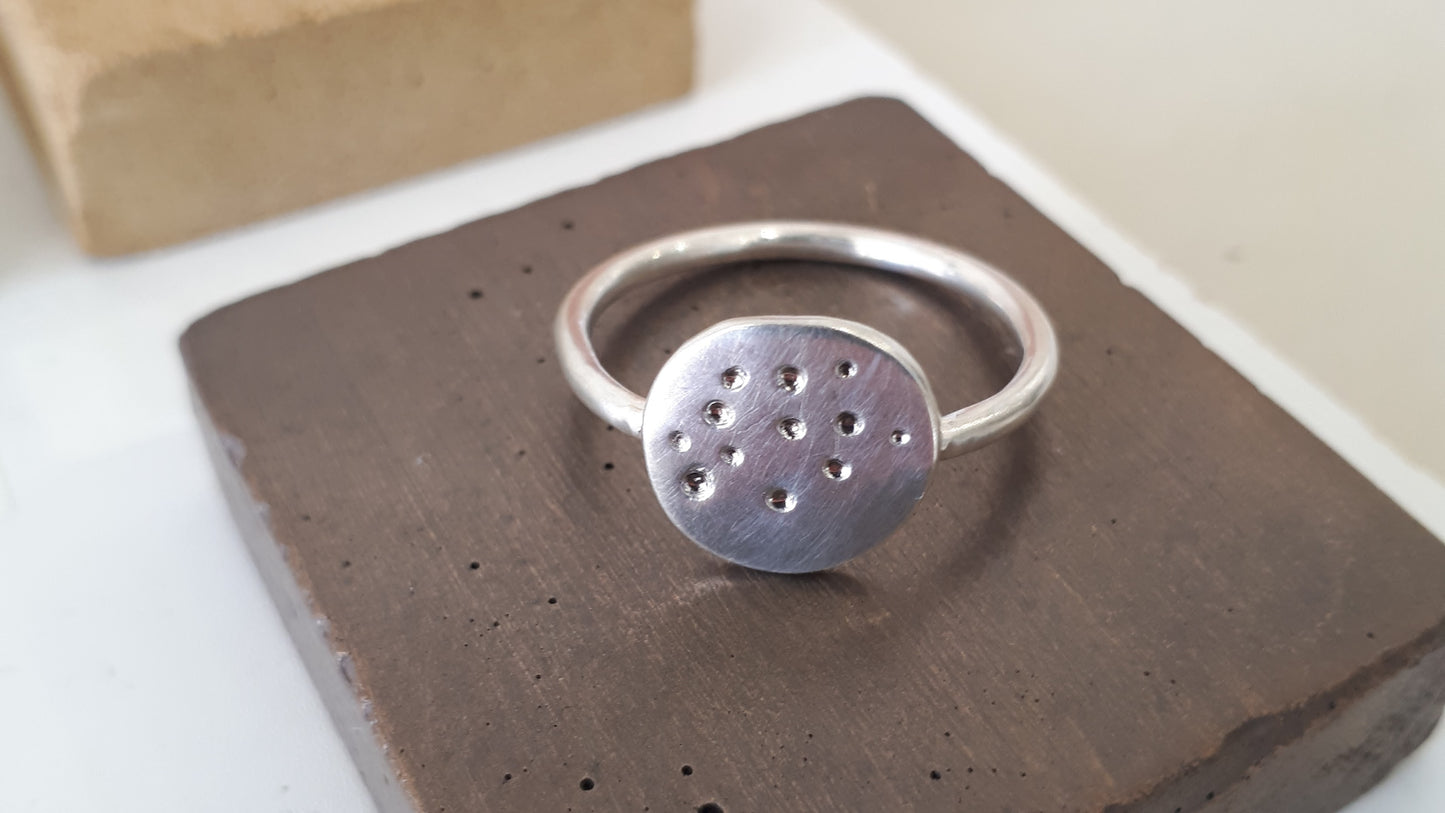 Carole Ramsden Silver - silver ring with engraved dots on face