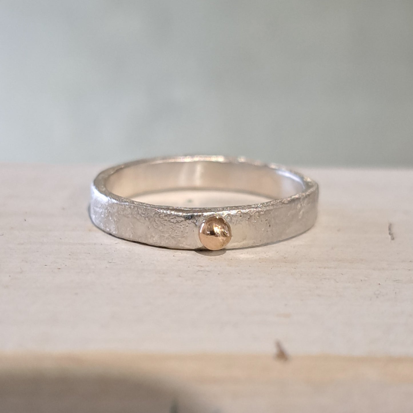 Carole Ramsden Silver - CR140 - Silver band with tiny gold bead ring