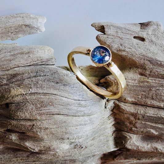 Louise Dwyer - Yellow gold sapphire ring