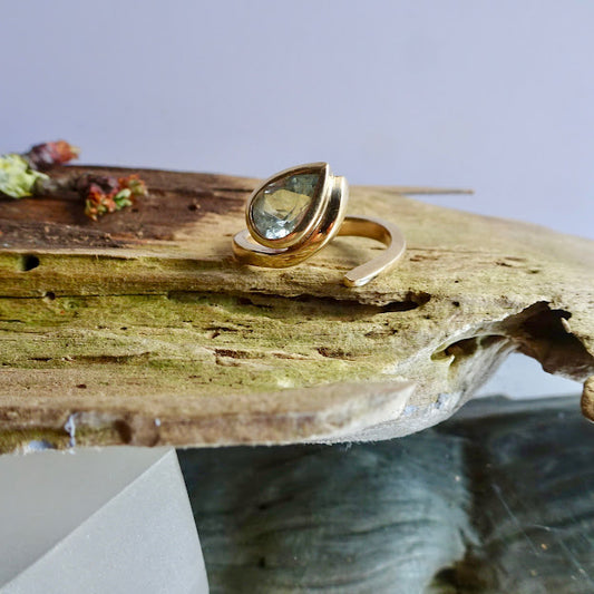 Louise Dwyer - Yellow gold green beryl ring